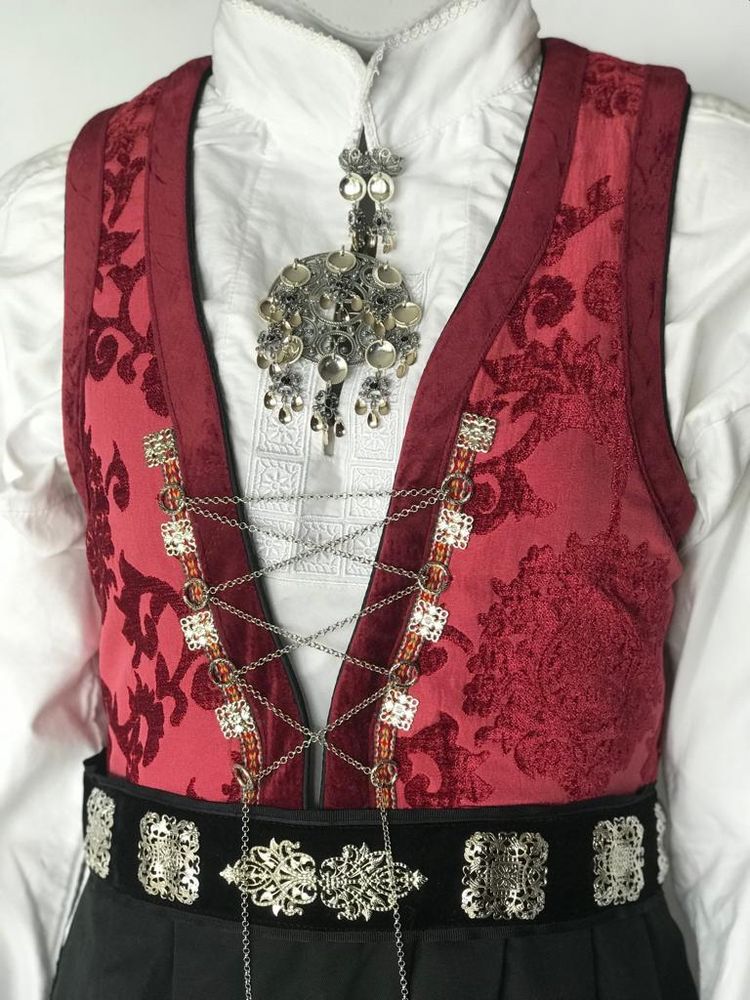 Ryperanden festdrakt i rød