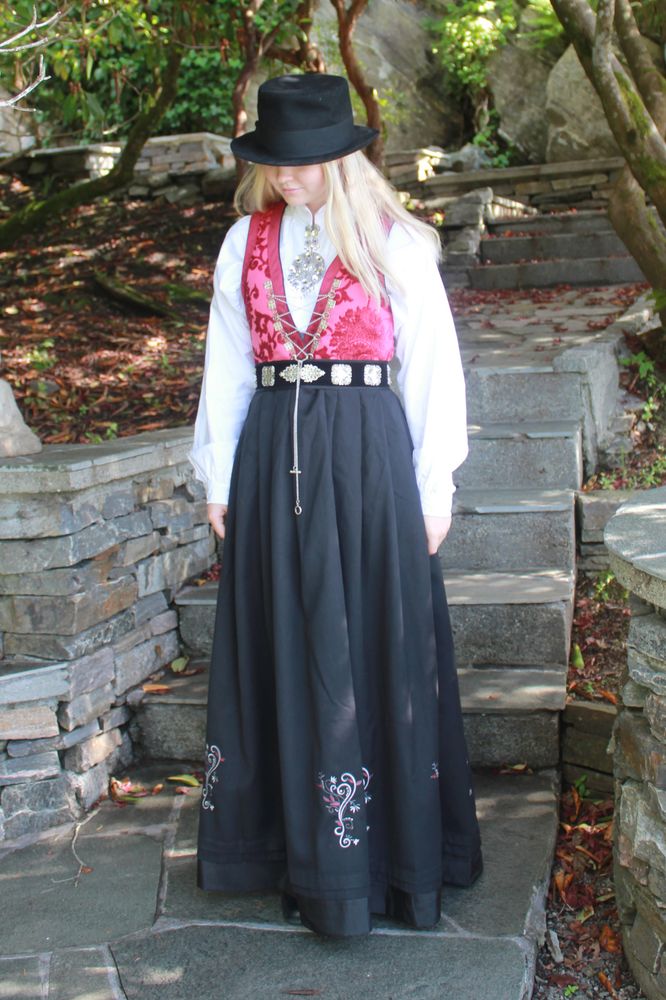 Ryperanden festdrakt i rød