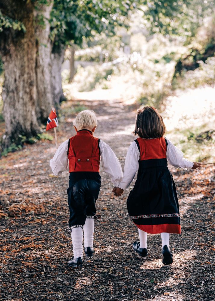 Festdrakt til gutt med rød vest og sort bukse